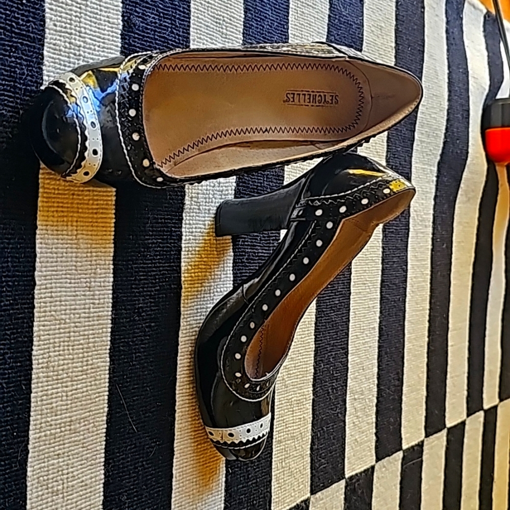 Seychelles black and white pumps